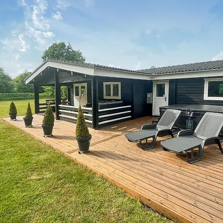 3 Bedroom Cozy In 펜션 Oksbøl